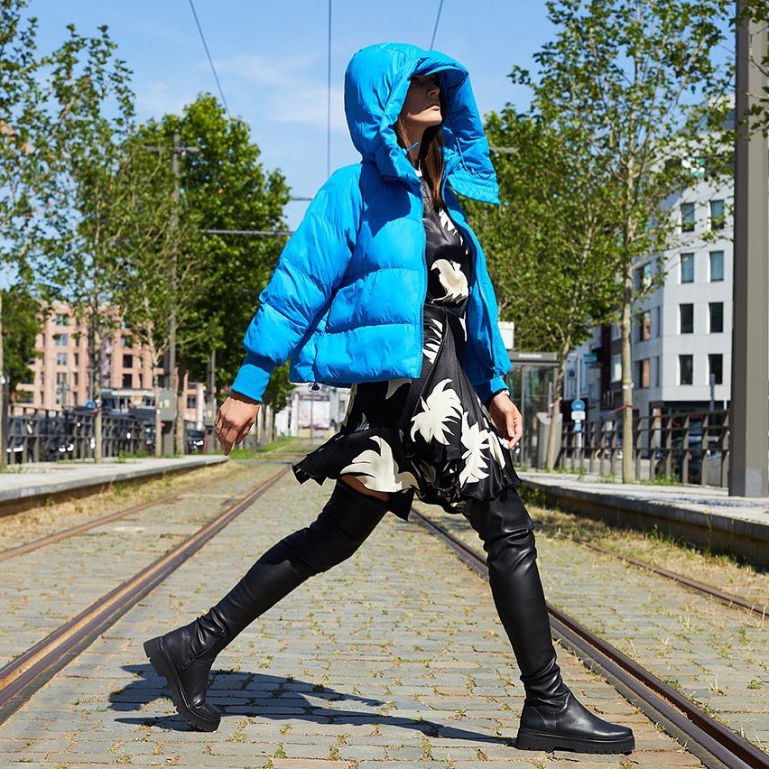 Color Splash 🍁💙 Dieser Look macht uns doch trotz sinkender Temperaturen gute Laune !