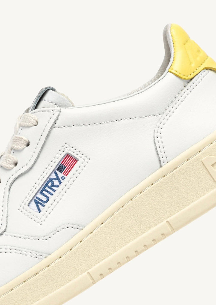 AUTRY Sneaker Medalist Low Leder in Weiss und Lemon